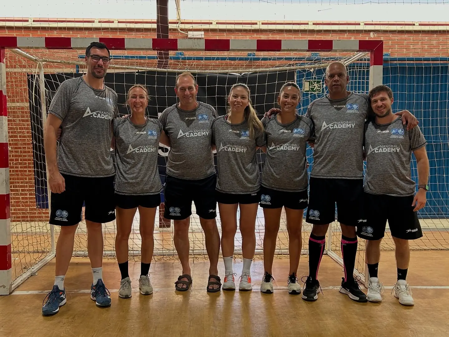Equipo técnico de Handball Academy en el pabellón