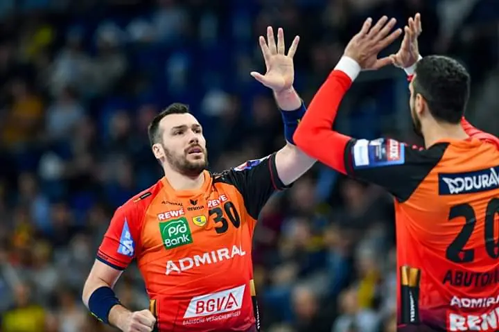 Dos jugadores de balonmano celebran una jugada en la pista