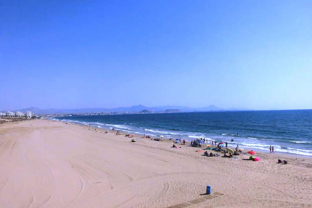 Participantes de Handball Academy en la playa